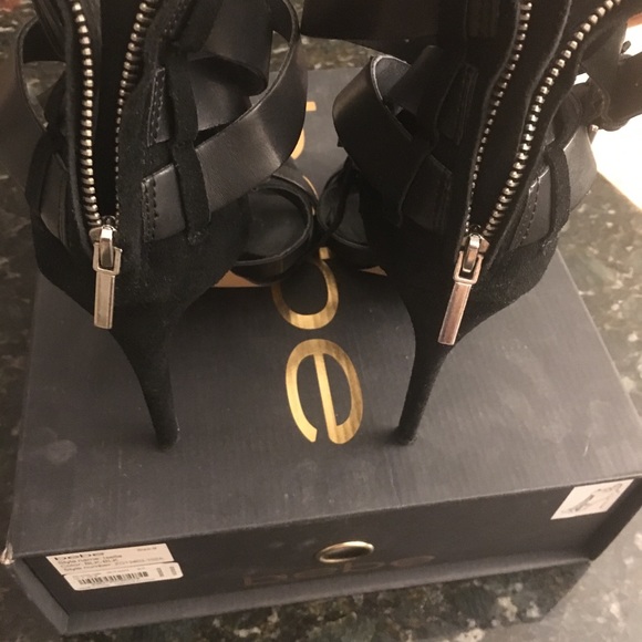 Size 9 heels - Picture 4 of 6